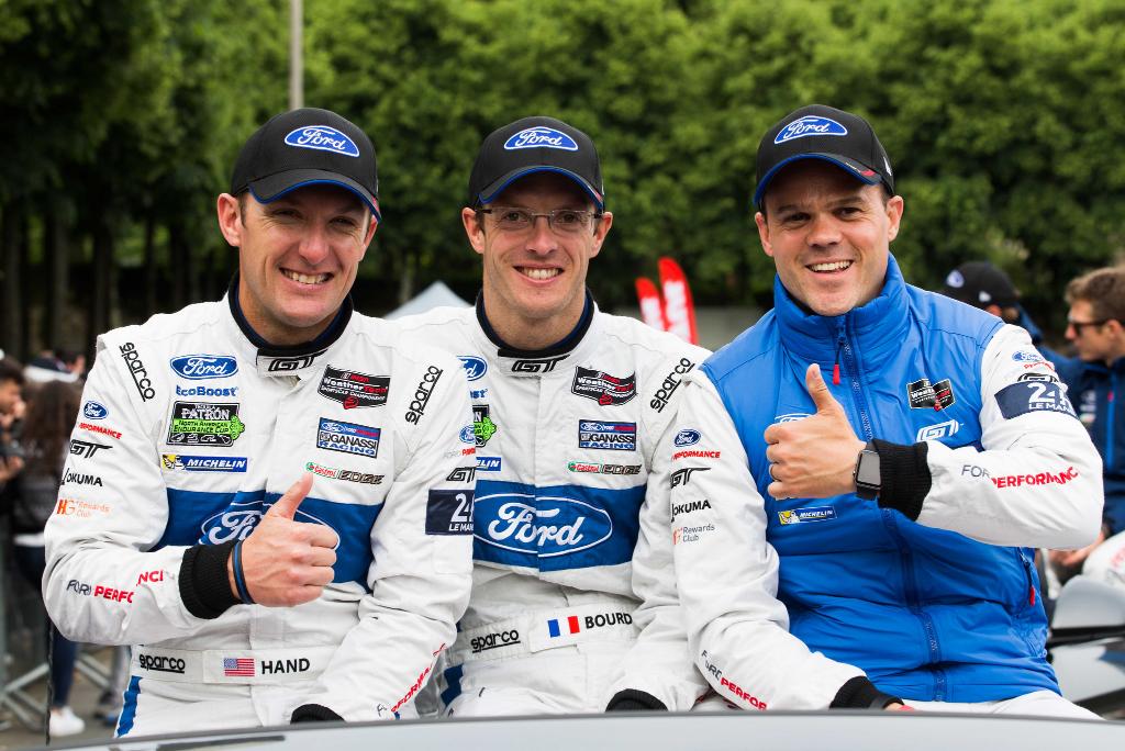 CastrolUSA's tweet photo. Fast company. #FordGT #LeMans24 @FordPerformance @24hoursoflemans @JoeyHandRacing @BourdaisOnTrack @muellerdirk https://t.co/mEyhRi3Zc3
