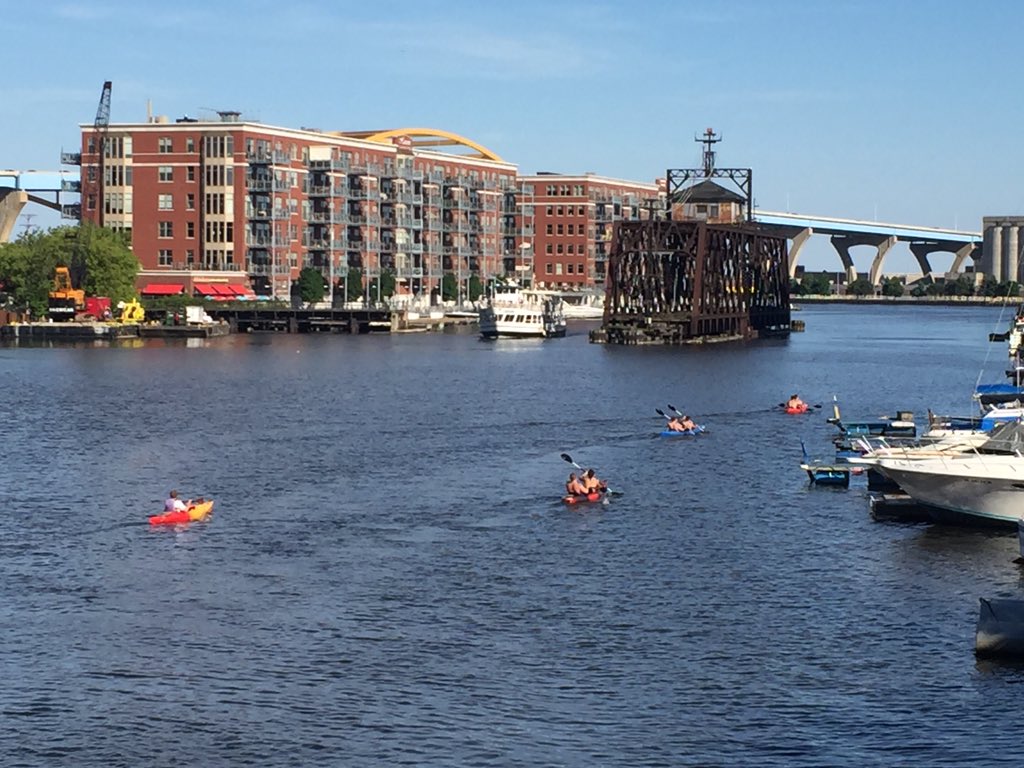 milwaukeekayak's tweet photo. Kayaking. #milwaukee #milwaukeekayak #milwaukeeriver #milwaukeeharbor #mkc #vistaking @mkeBOAT @HarborHouseMKE https://t.co/aes3mhTMrJ
