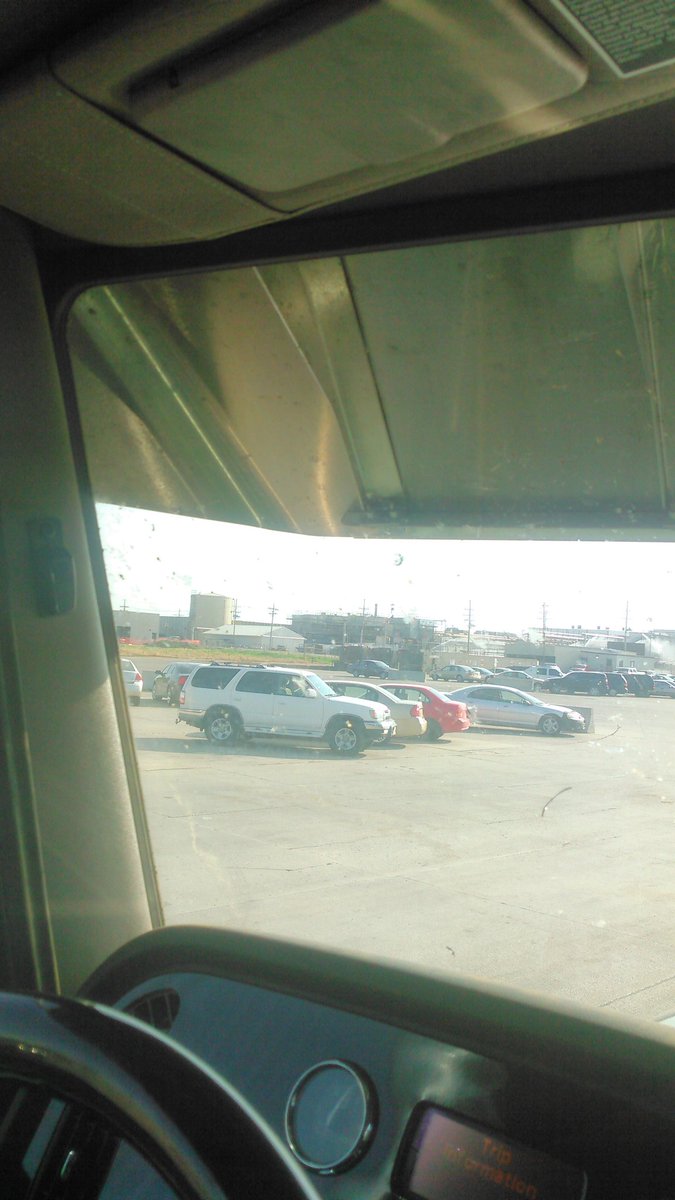 ShaneThiry's tweet photo. It's only 101 degrees but why don't you guys sit and wait to unload even though there's noone bumpin the chutes #wtf https://t.co/8Ne3YT8GdG