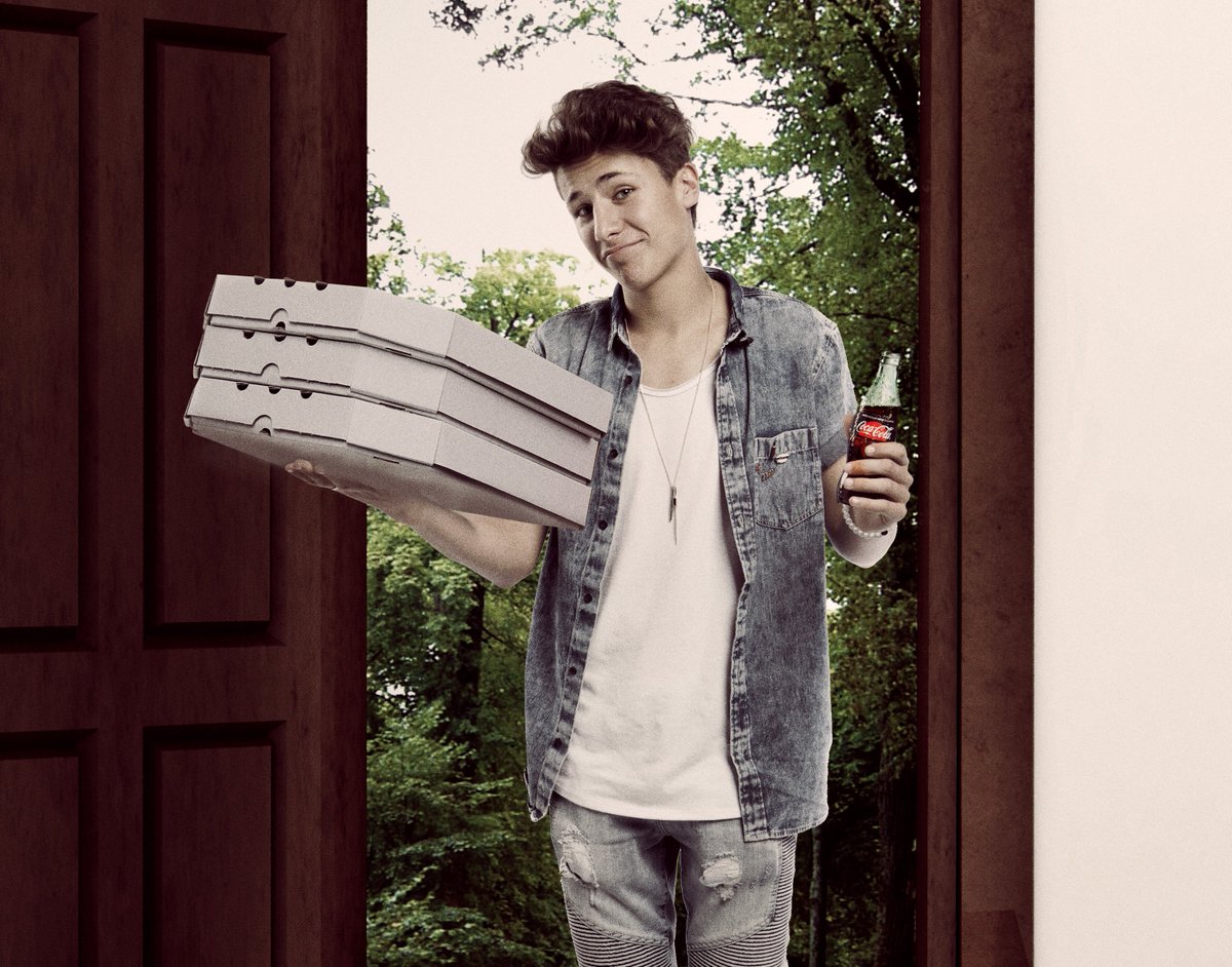 CocaColaMx's tweet photo. Oye @Mafeeerch  dice @ElJuanpaZurita que el pone las Coca-Colas #SienteElSabor https://t.co/ftArZQx6J1