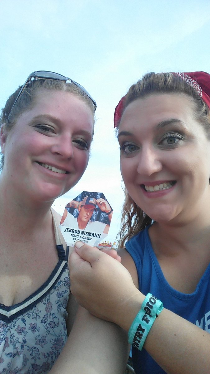 Megsoliver3's tweet photo. Guess who gets to meet Jerrod Niemann!? These gals!! Thanks COW97 #CountryFest2016 #30years #festmemories https://t.co/BVEyrIj4dn