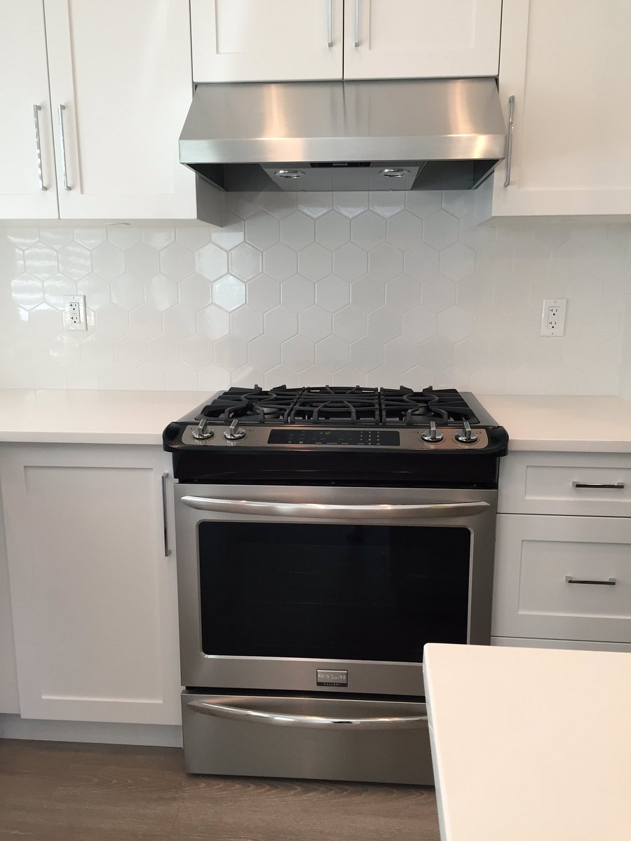 Park_Ridge's tweet photo. Beautiful stove, microwave and sleek fireplace were installed in unit 22 at Oliver today. Loving the backsplash! https://t.co/32PaG5CbHi