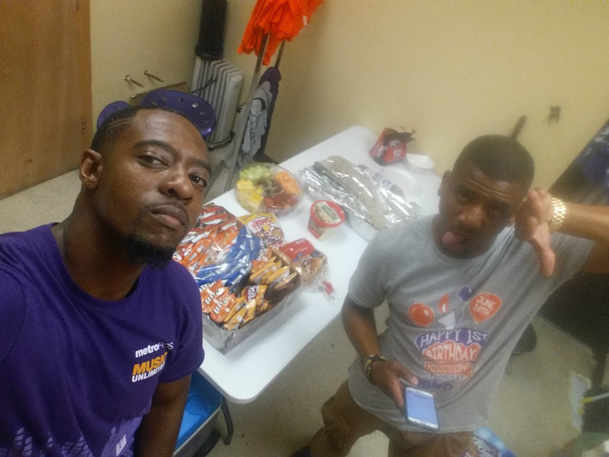 Tad_Nips007's tweet photo. Metro PCS dinner earlier! The fam #THandy https://t.co/4oPRCPTDWQ