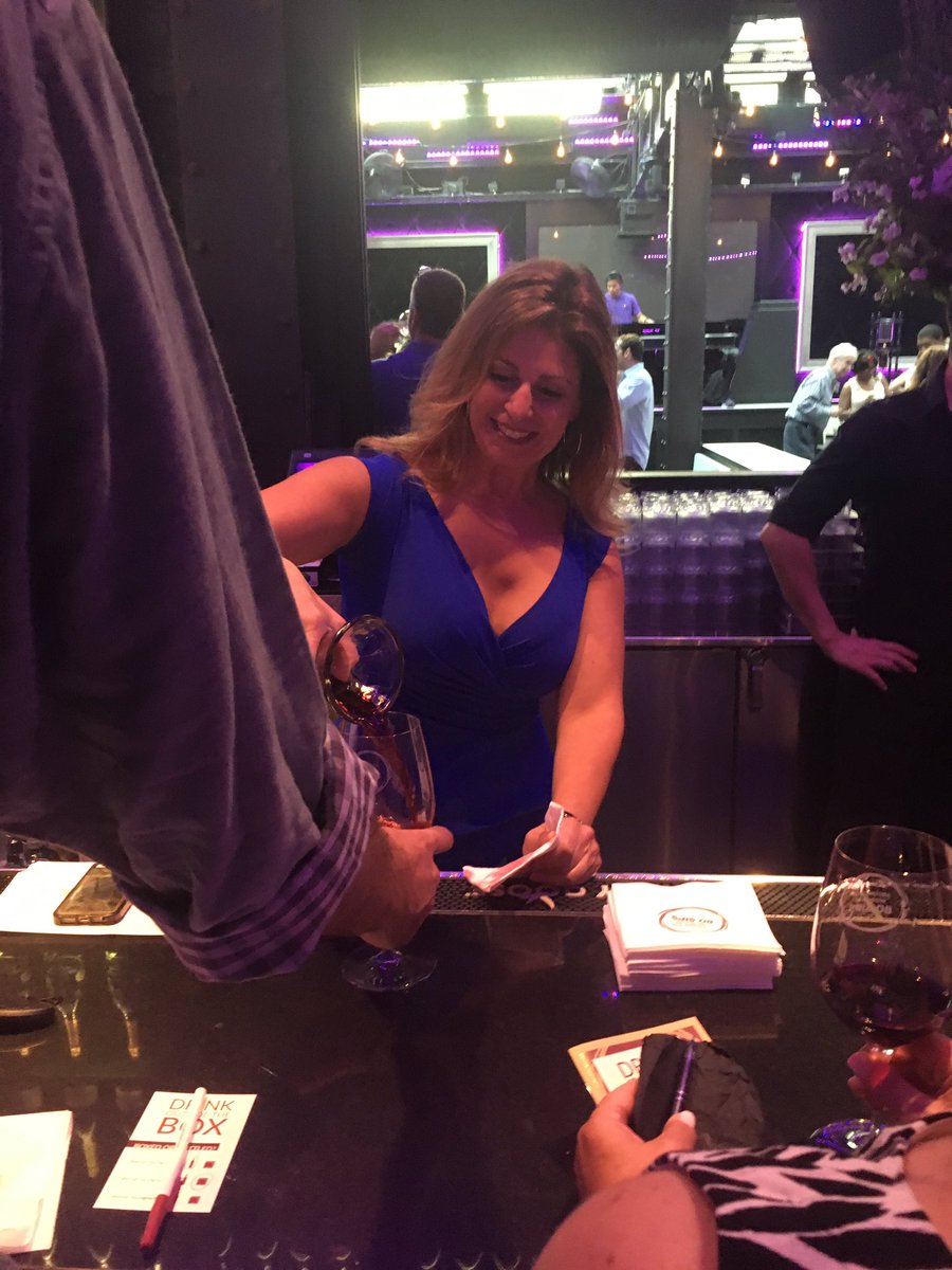 AlyssaRapp's tweet photo. !Great job leading the "drink outside the box" seminar @bottlenotes #chicagosips @tracybyrnes ! https://t.co/bsnPHINfHq