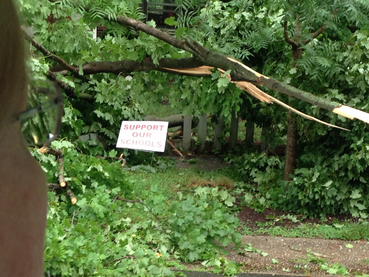 PMPotatas's tweet photo. @InstReplayLive @KrakkaCafe My neighborhood is completely trashed. https://t.co/9ndffzp8n3