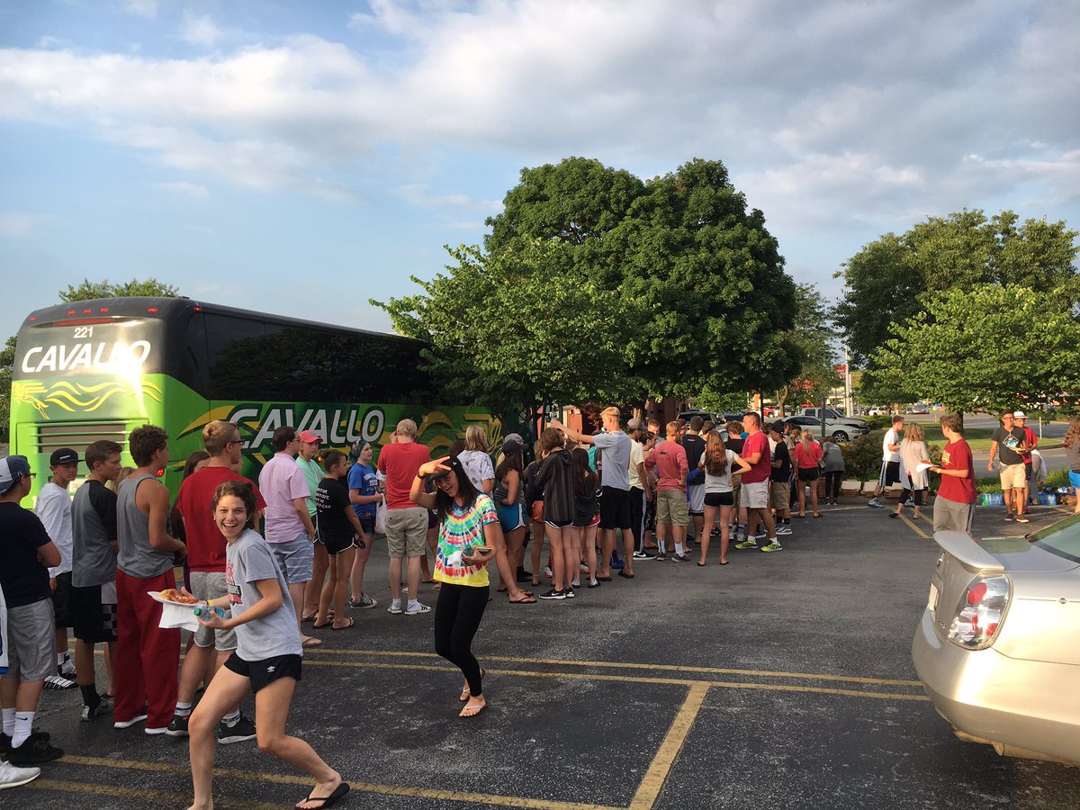 wb_students's tweet photo. Feeding 90 people always takes time. #pizzadrivethru #primelife #bigstuf2016 https://t.co/jMAbMzAcyx