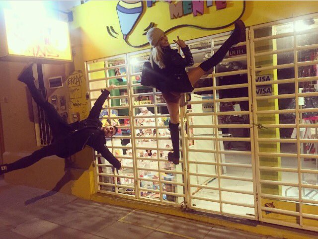 estefiberardi's tweet photo. Casual, mirando vidrieras con @BruSainzMicheli https://t.co/bdAmPiU9ZV