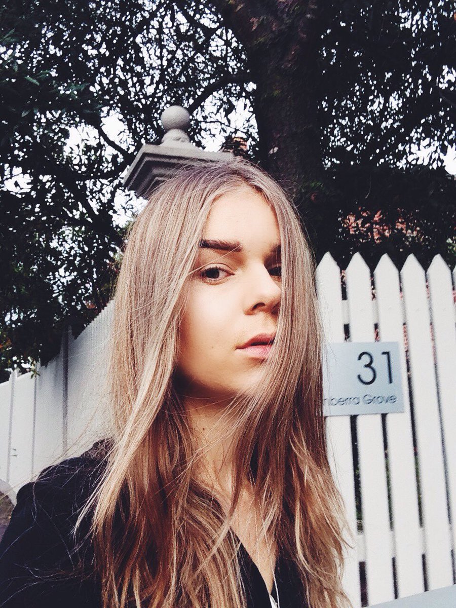 EmilinaLove's tweet photo. First step towards #blonde -
#oleplex allows me to keep length and condition 💁🏼
So, how light to go?🙈
#bbloggers https://t.co/47dz3I0EeA