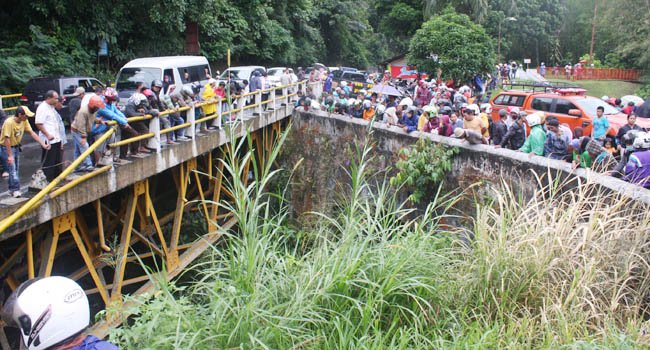 panca_dotcom's tweet photo. @Metro_TV Tabrak motor di Jalur Bukittinggi-Payakumbuh, Mobil Isuzu Panther Hilang Dalam Sungai,17-18 Juni 16 https://t.co/7K4iXuI5aB