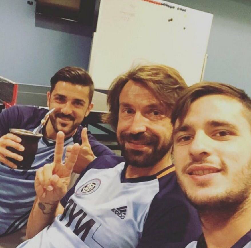la12tuittera's tweet photo. #ExBoca | 
@Fede_bravoo mateando junto a @Pirlo_official y @Guaje7Villa 👊 👍🏼 https://t.co/6aQEEPpiDt