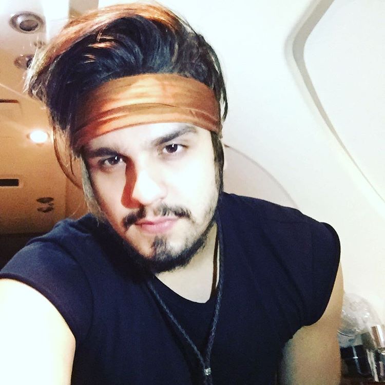 loukspeloluan's tweet photo. Luan voltou a usar essa faixa horrível https://t.co/tvLFIkhpjn
