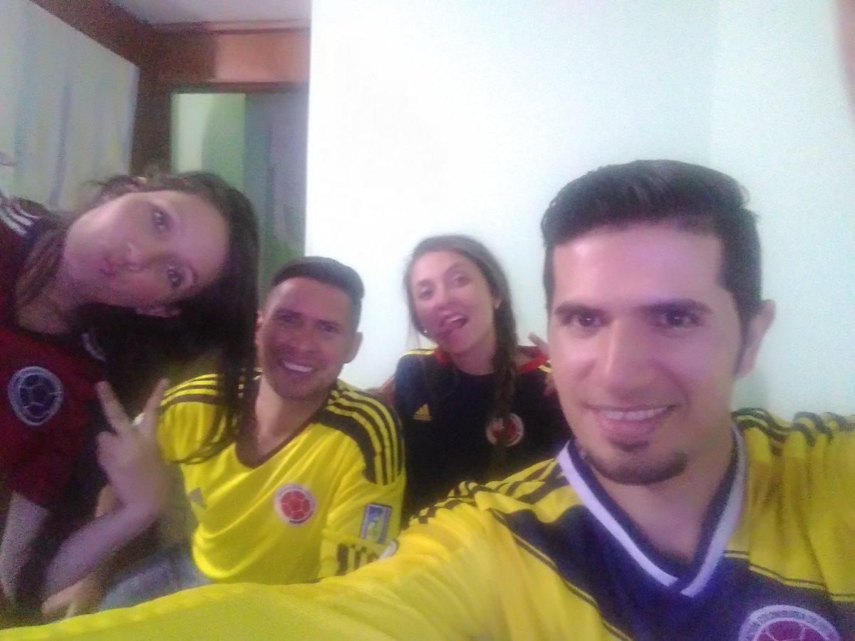 luchogiraldo27's tweet photo. Conectados con #MiseleccionColombia @jamesdrodriguez @Cuadrado @D_Ospina1 @santiagoarias13 @carlos7bacca #vamosFCF https://t.co/FFKBc9hhnZ