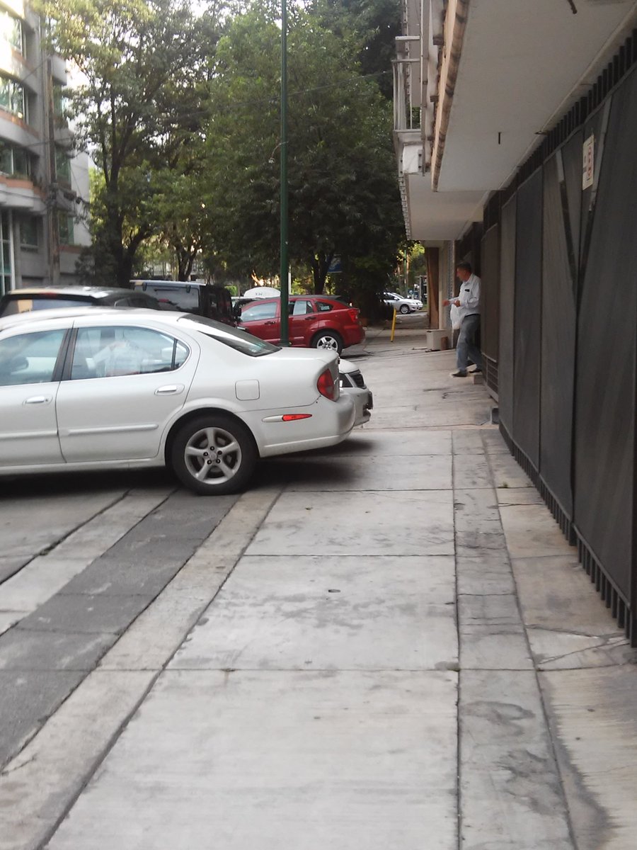 nacho_morrison's tweet photo. @arnemx checa la calle de Solón, siempre se agarran un pedazo de banqueta de los dos lados https://t.co/Va6K82DtiQ