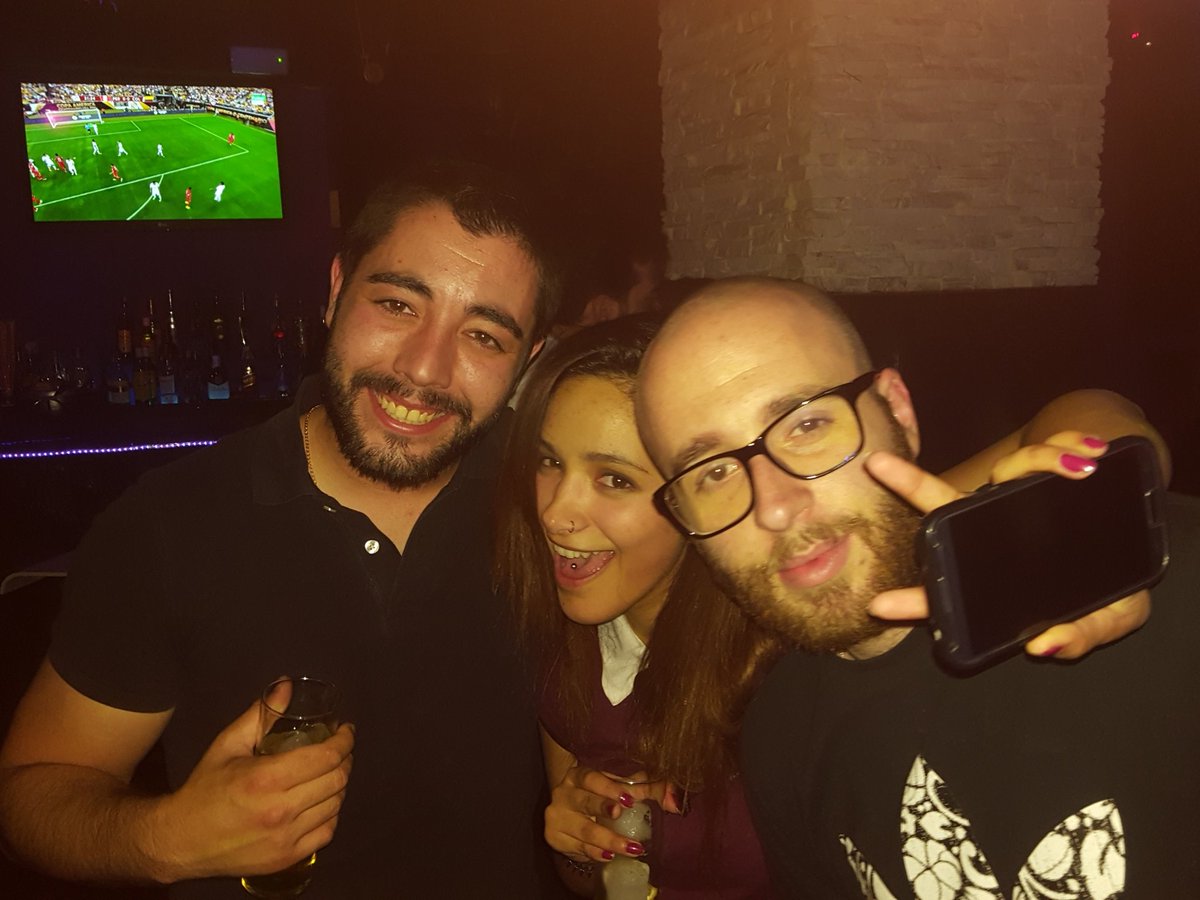 cresmo27's tweet photo. De fiesta con @MellamanGru https://t.co/eJ7whJLuoG