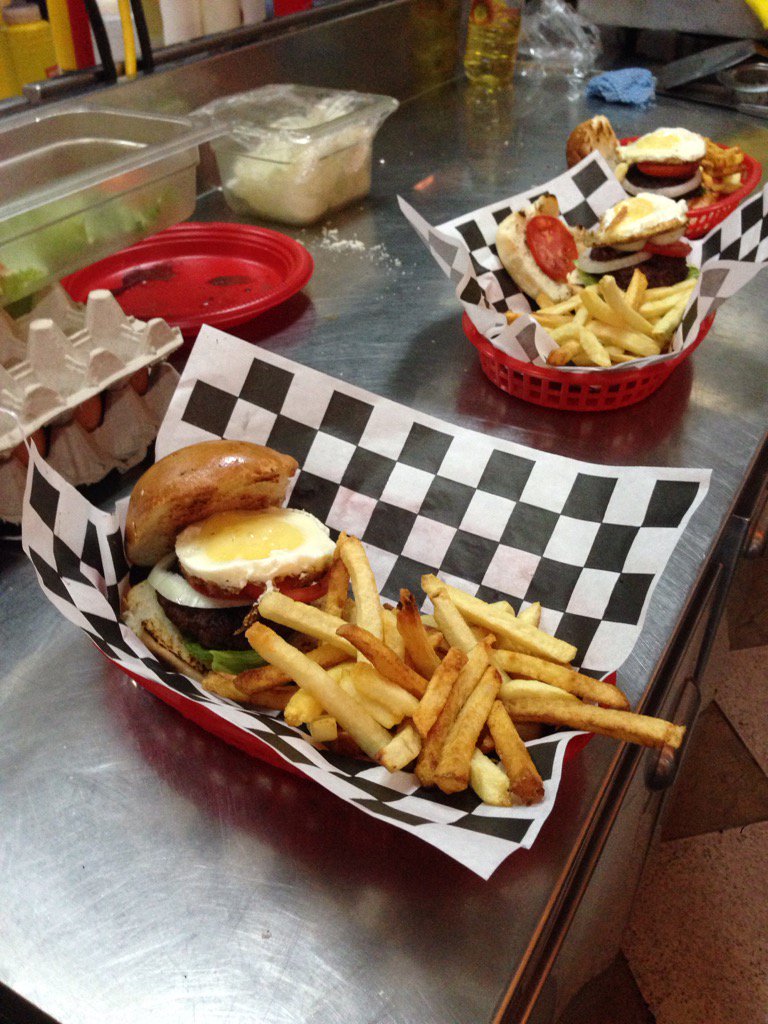 burger1834's tweet photo. Promoción día del padre con la compra de un toque gourmet ! El queso fundido va por la casa https://t.co/FFmjCDgzGE