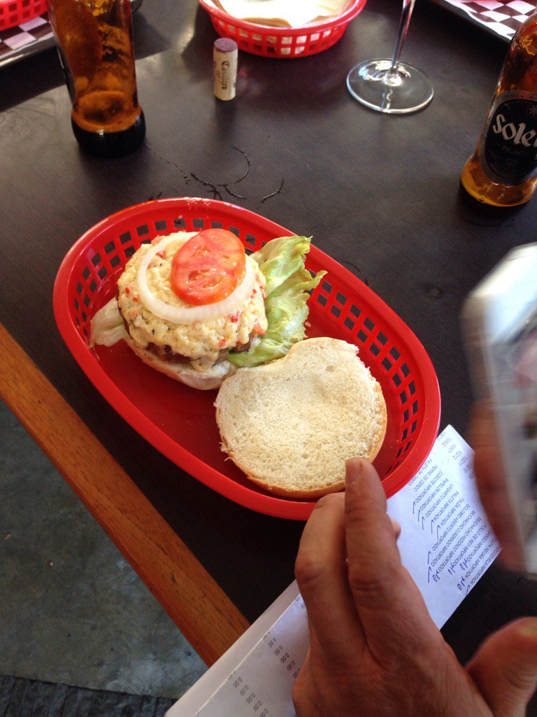 burger1834's tweet photo. Burger Vs una buena fría ! Y una papas bravas con un toque de peperoncino !!! https://t.co/38XgcnVWQQ
