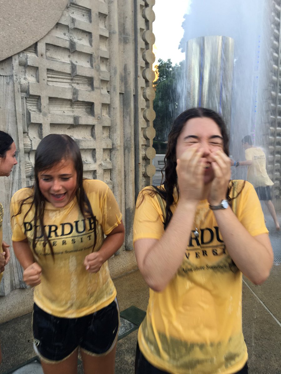 rowanwallar's tweet photo. FOUNTAIN RUN #PurdueMASI #cold https://t.co/7L8JRyS7cm