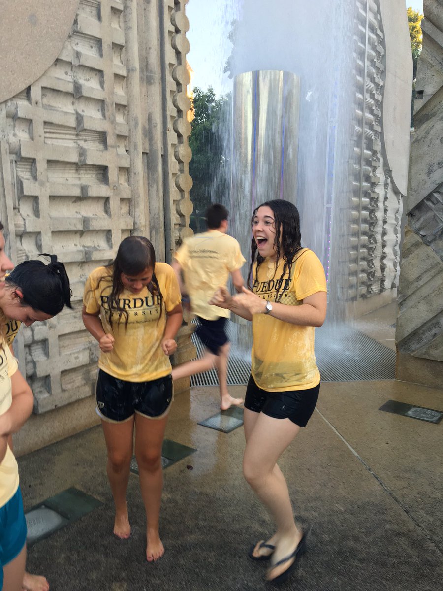 rowanwallar's tweet photo. FOUNTAIN RUN #PurdueMASI #cold https://t.co/7L8JRyS7cm