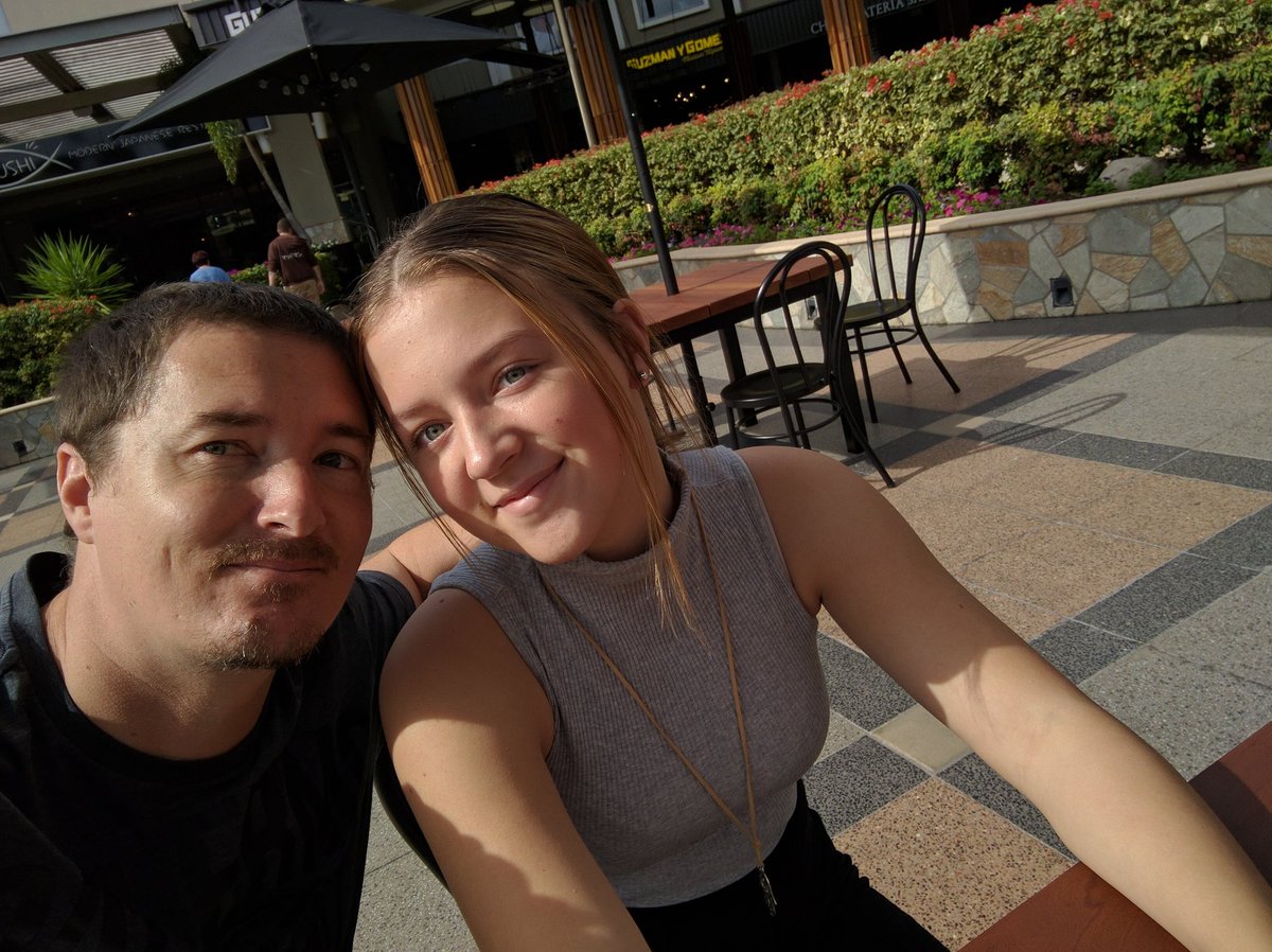 JarOfSteve's tweet photo. Middle daughter shares my love of selfies. #perflikekurt #yolo #iwokeuplikethis https://t.co/DOP4bw3RZR