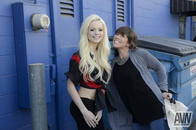 And so equla lve goes out @ElsaJeanxxx @Showtime @avnawards here is her moment #avnawards https://t.<a class="tags" target="_blank" title="On Twitter" href="/?out=eyJ0eXAiOiJKV1QiLCJhbGciOiJIUzUxMiJ9.eyJpYXQiOjE3MjUxMjQ2NzMsImlzcyI6InR3cG9ybnN0YXJzLmNvbSIsIm5iZiI6MTcyNTEyNDY3MywiZXhwIjoxNzU2NjYwNjczLCJyZWRpcmVjdF91cmwiOiJodHRwczovL3R3aXR0ZXIuY29tL0Vsc2FKZWFueHh4In0.aeHMaBwxh0ZdRQy3mYPcTEavUiv5uVs33_7QxMQCpEQs75u7bw9KwqQFm27g7LEcXXJczcjJOht6BrdknHR76Q">@ElsaJeanxxx</a><a class="tags" target="_blank" title="On Twitter" href="/?out=eyJ0eXAiOiJKV1QiLCJhbGciOiJIUzUxMiJ9.eyJpYXQiOjE3MjUxMjQ2NzMsImlzcyI6InR3cG9ybnN0YXJzLmNvbSIsIm5iZiI6MTcyNTEyNDY3MywiZXhwIjoxNzU2NjYwNjczLCJyZWRpcmVjdF91cmwiOiJodHRwczovL3R3aXR0ZXIuY29tL1Nob3d0aW1lIn0.8RXJ2G95mu-TMxoHrIsqcVgU-_IawqeAQ-R2wMk0hMg18n1v22XwtxFdoH5Qj-b5jZRTliXNJPyat6cAfa5YDg">@Showtime</a><a href="/tag/avnawards"class="tags"><span>#avnawards</span></a>