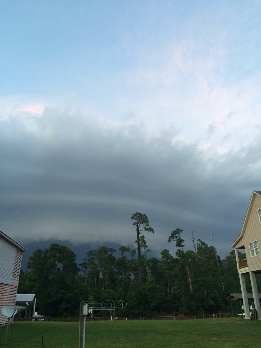 molaison_george's tweet photo. Shelf cloud around 8:05 PM in Pass Christian, MS! @MargaretOrr @wwltvweather https://t.co/Hxgx3No3Ir
