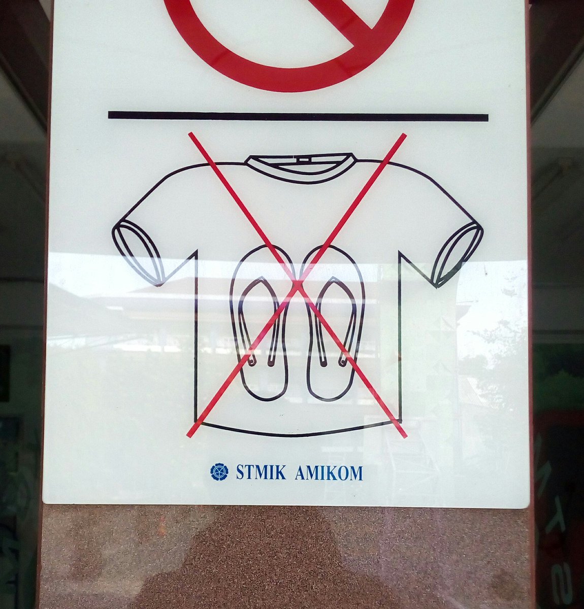 TahtaMuhammad's tweet photo. Dilarang pakai kaos oblong yg ada desain sendalnya ke kampus. https://t.co/BU1Q8H5CaX