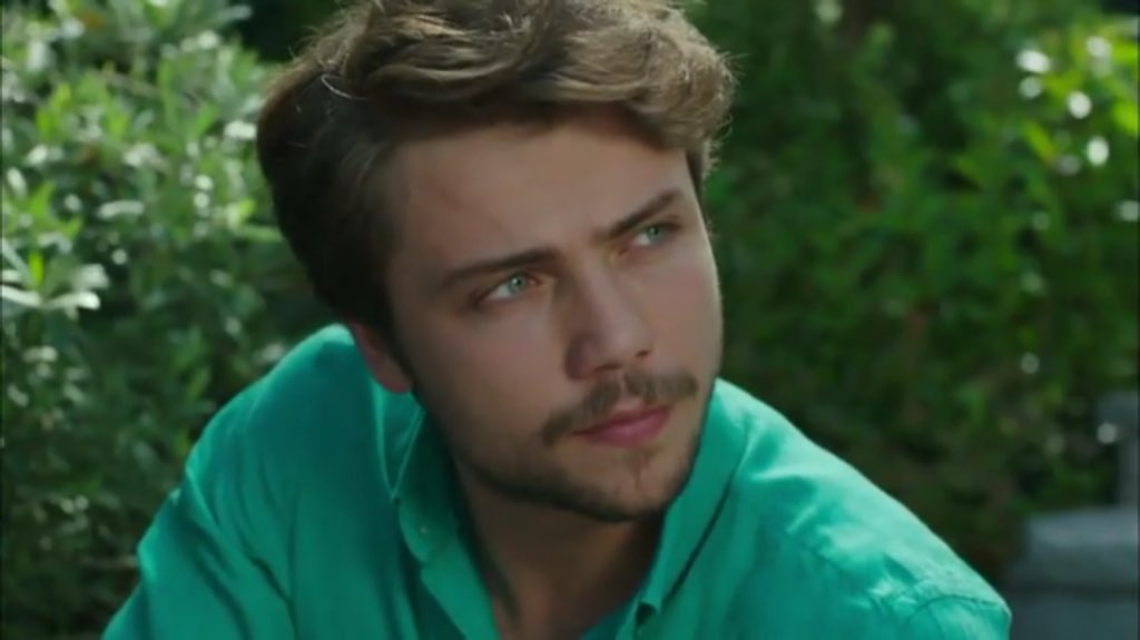 UlaMavi's tweet photo. beyaz☁️ ... kırmızı❤️... yeşil 💚 #tolgasaritaş gülmek güzel 😊. Gül ...@tolgasaritas  GüneşınKızları 1 Yıl https://t.co/uXj8weHVN4