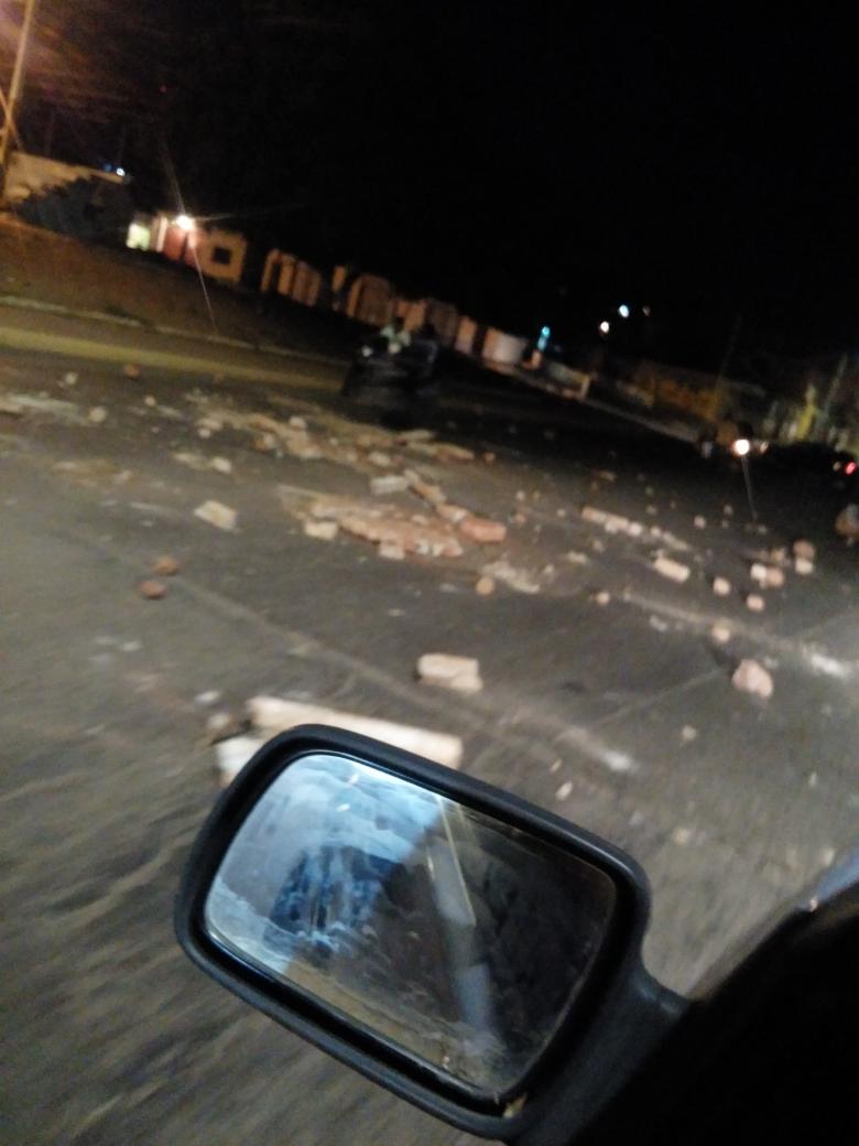 GegeRpz's tweet photo. .@lizardo_jesus  ANZOATEGUI: EL PUEBLO de Puerto Piritu PROTESTA porq NO HAY COMIDA!! FUERTE REPRESIÓN de la GNaziB https://t.co/UV6RVvlQEx