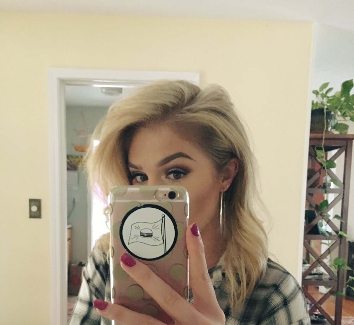 Chloe_Rozay's tweet photo. Short hair &amp; Burgerlords. https://t.co/p9DWegxgYC