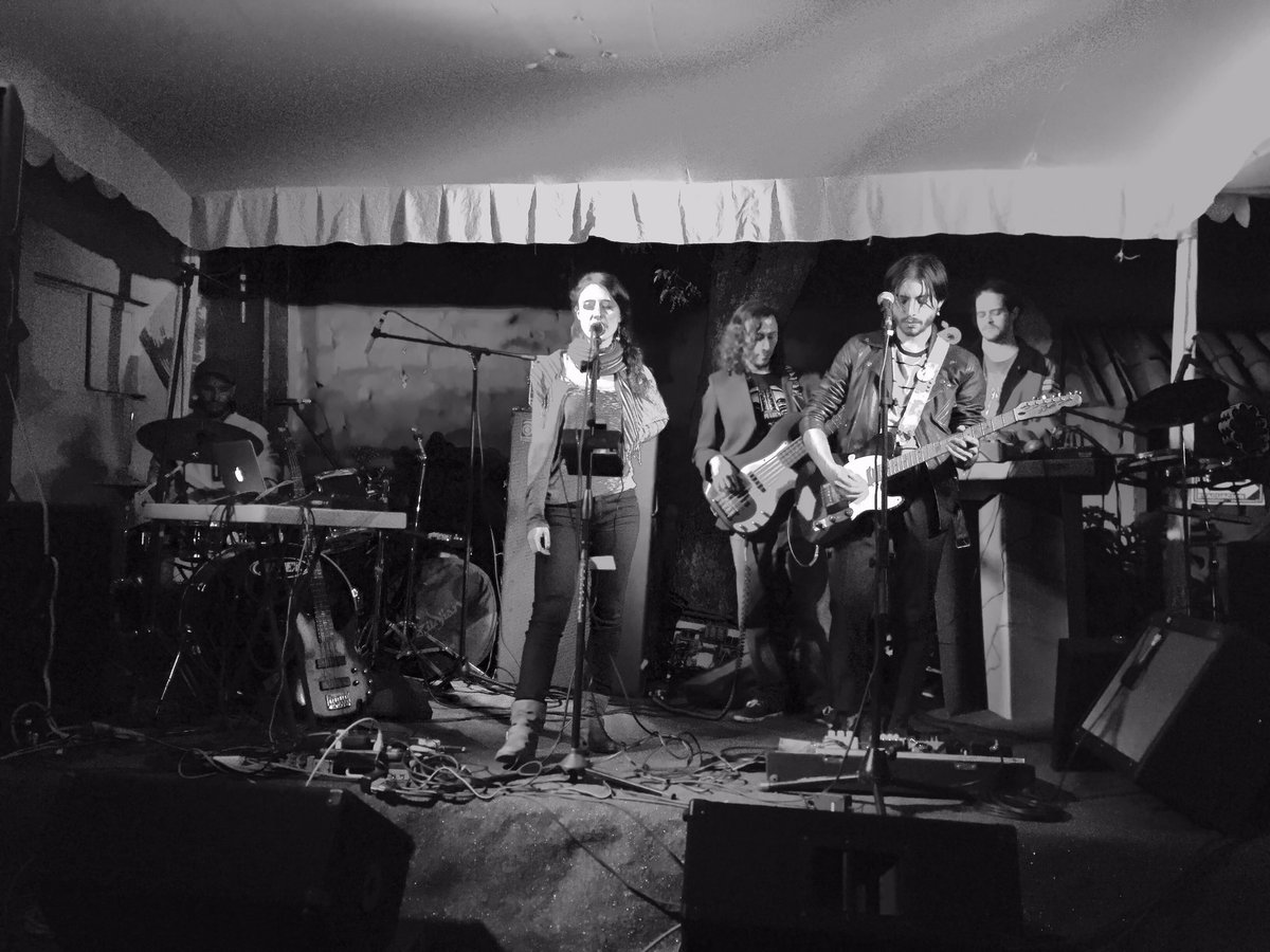 FunkilaMx's tweet photo. Soundcheck! El plan esta noche en #ElCantón junto a @SrMandril ¡Puro groove buena onda! https://t.co/HVBMxg0EfX https://t.co/ohMPgoigyJ