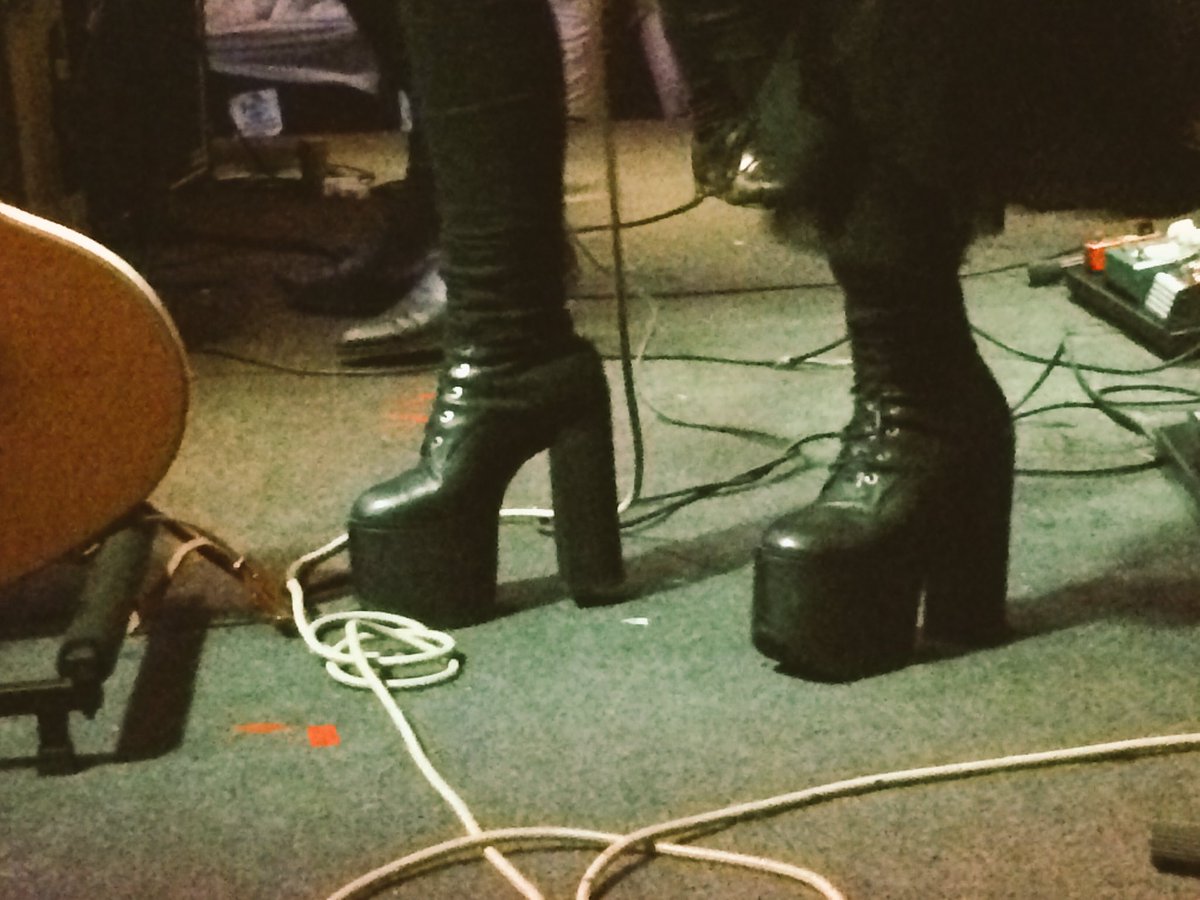 moon waves are killin it with their witchy vibez (<a href="/MoonWavesBand/">Moon Wavvvvvvvvvves</a>)