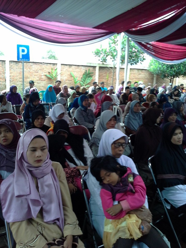 iswarimukhtar's tweet photo. Rukunnya hidup di bandung barat, berbeda tapi bisa berdampingan #BumikanPancasila #SabangMerauke https://t.co/XCd9VXlM4n