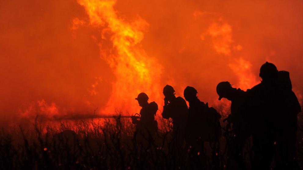 pac_sanz's tweet photo. ÀNIM A LA ROJA! Aquesta és la nostra roja. Els herois que es juguen la vida contra els incendis. #IFCarcaixent https://t.co/bkovuLNGg8