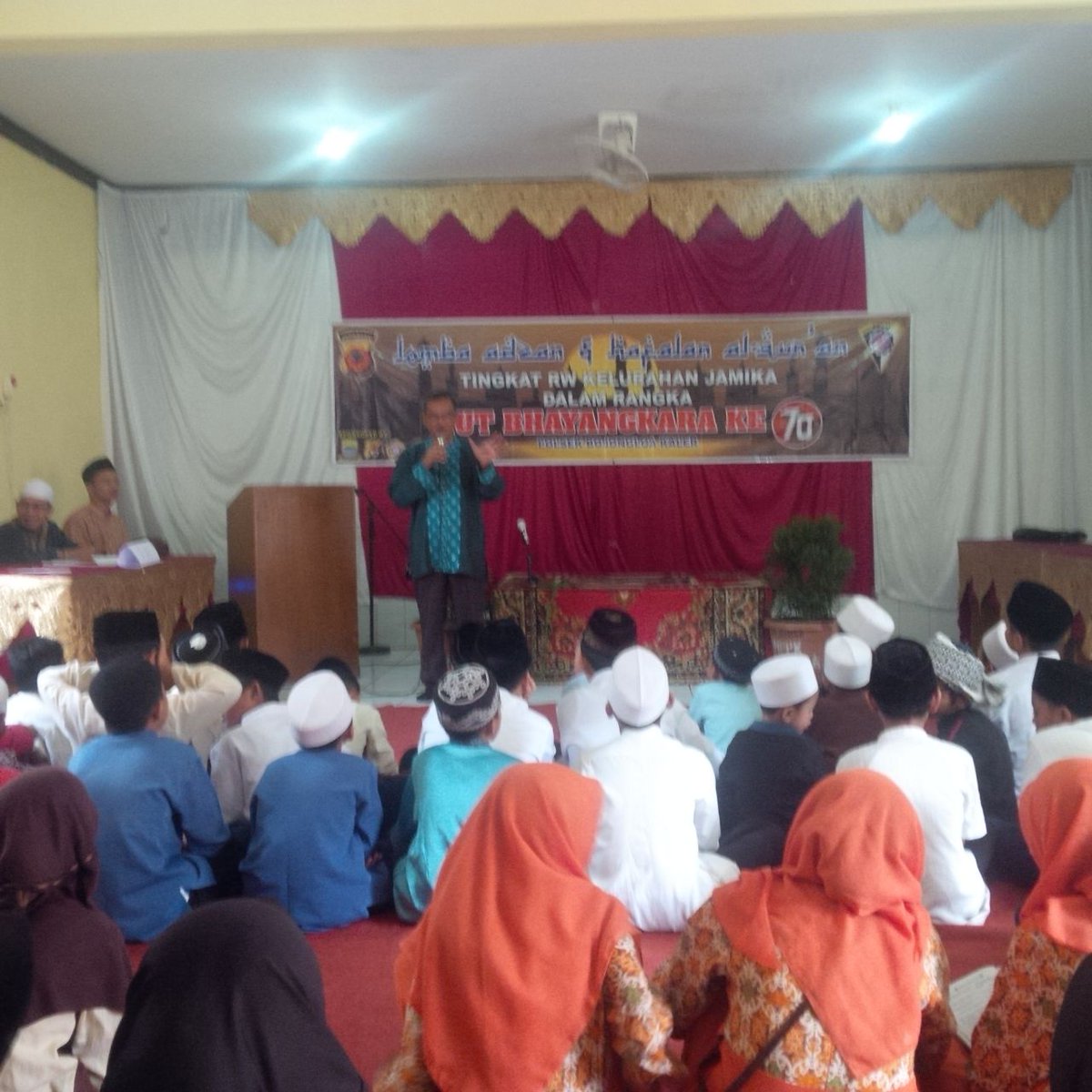 hasanwangsa1's tweet photo. Lomba adzan dan hapalan Alquran tingkat RW di @kel_jamika @KecBojongloakal @PemumBdg @ridwankamil @RESTABES_BDG https://t.co/rVaxblbNxG