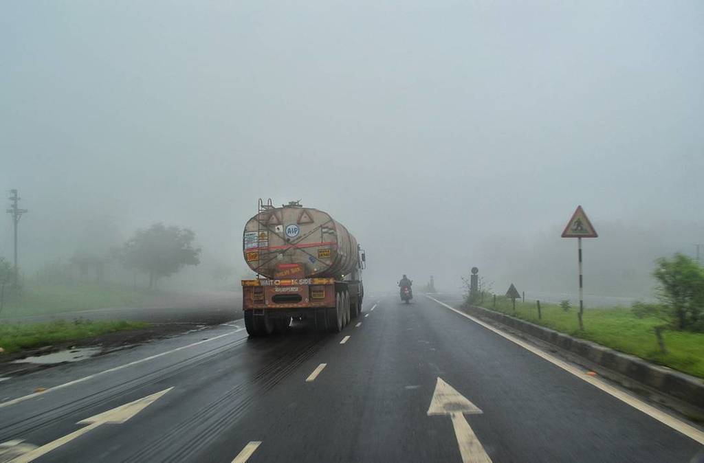 vsa_anand's tweet photo. urban diaries - of foggy morning drives
#fog #allenveloping #nh3 #glimpsesofindia #justrai… https://t.co/cS9PPgwgJF https://t.co/E7mGejhr2F