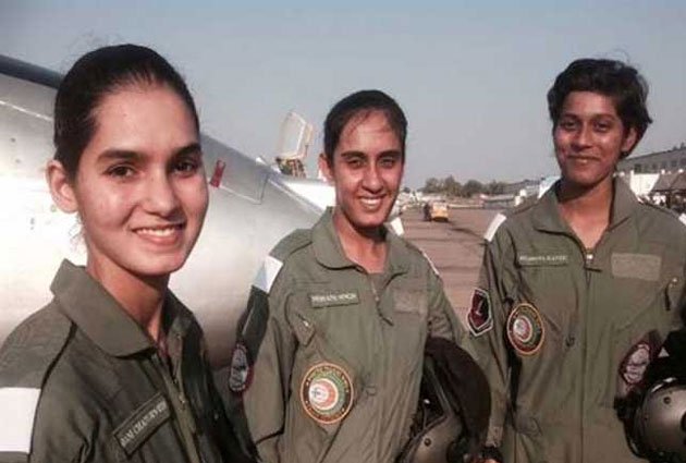 देश के पहले महिला पायलट बैच को एयर फोर्स लड़ाकू दस्ते में शामिल किया गया
#AirForce 
#Womenpilot