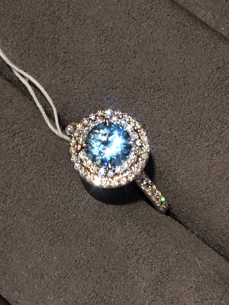 NikkieTutorials's tweet photo. I did that 🌟✨ (NOT a wedding ring) https://t.co/mplN7jzL63