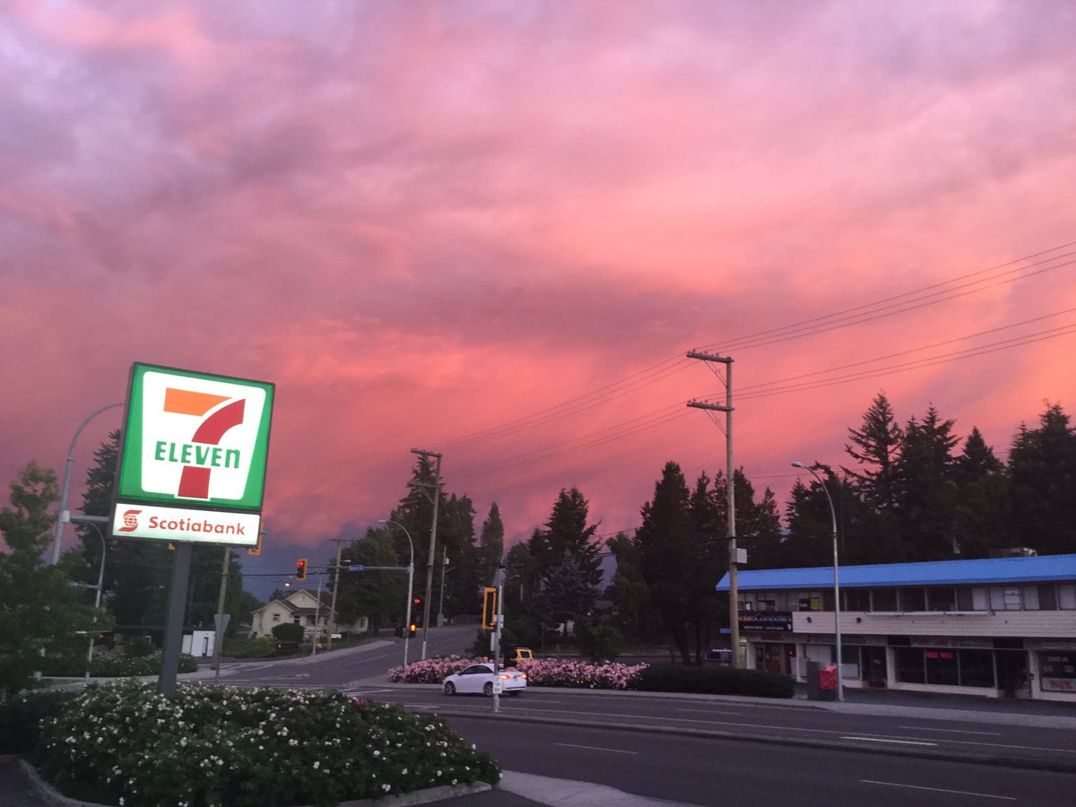 Akosachii's tweet photo. Dude.. The sunset is in the opposite direction https://t.co/i4QvhRSUdl