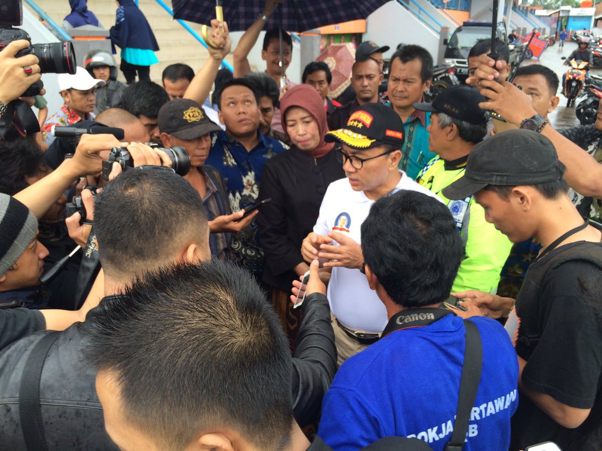 Official_PAN's tweet photo. Saudaraku @ZUL_Hasan hari ini dalam suasana gerimis masih melanjutkan #SabangMerauke dalam upaya #BumikanPancasila https://t.co/BUwjtSCWXO