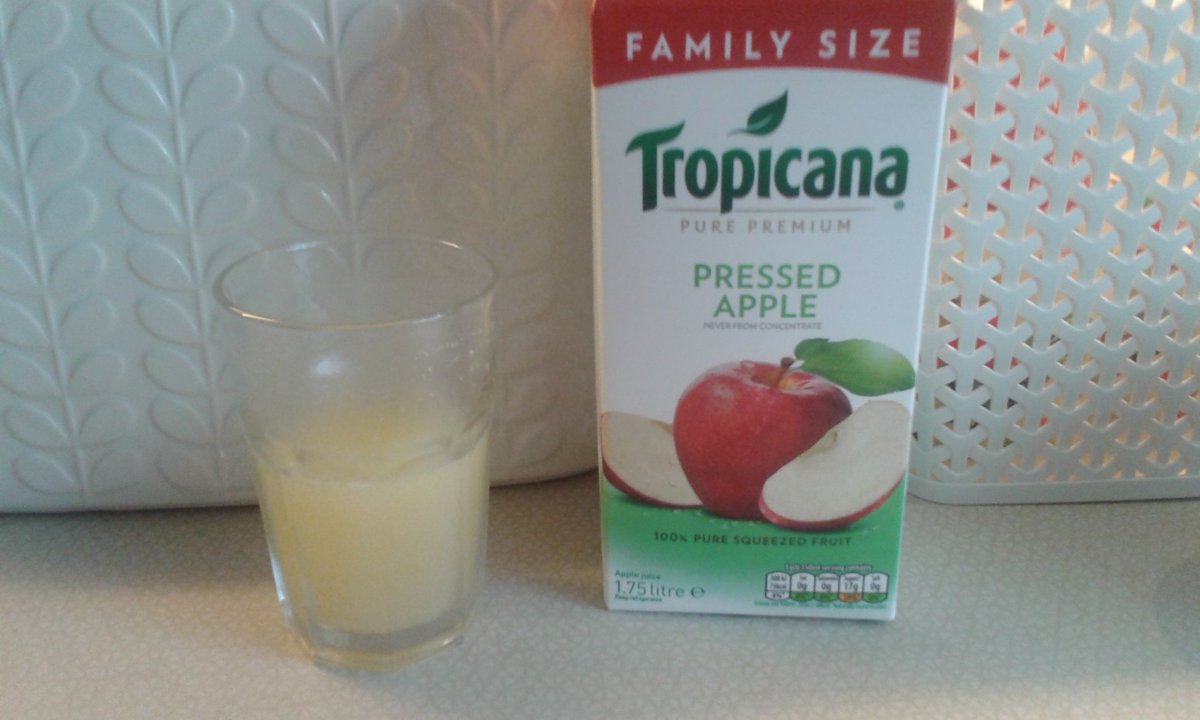 AlbertSnail's tweet photo. #TropicanaPressedAppleJuice #Tropicana #PressedApple #Juice #yummy #drink #thebestdrink #happyweekend πππ https://t.co/nWDKgnrmts