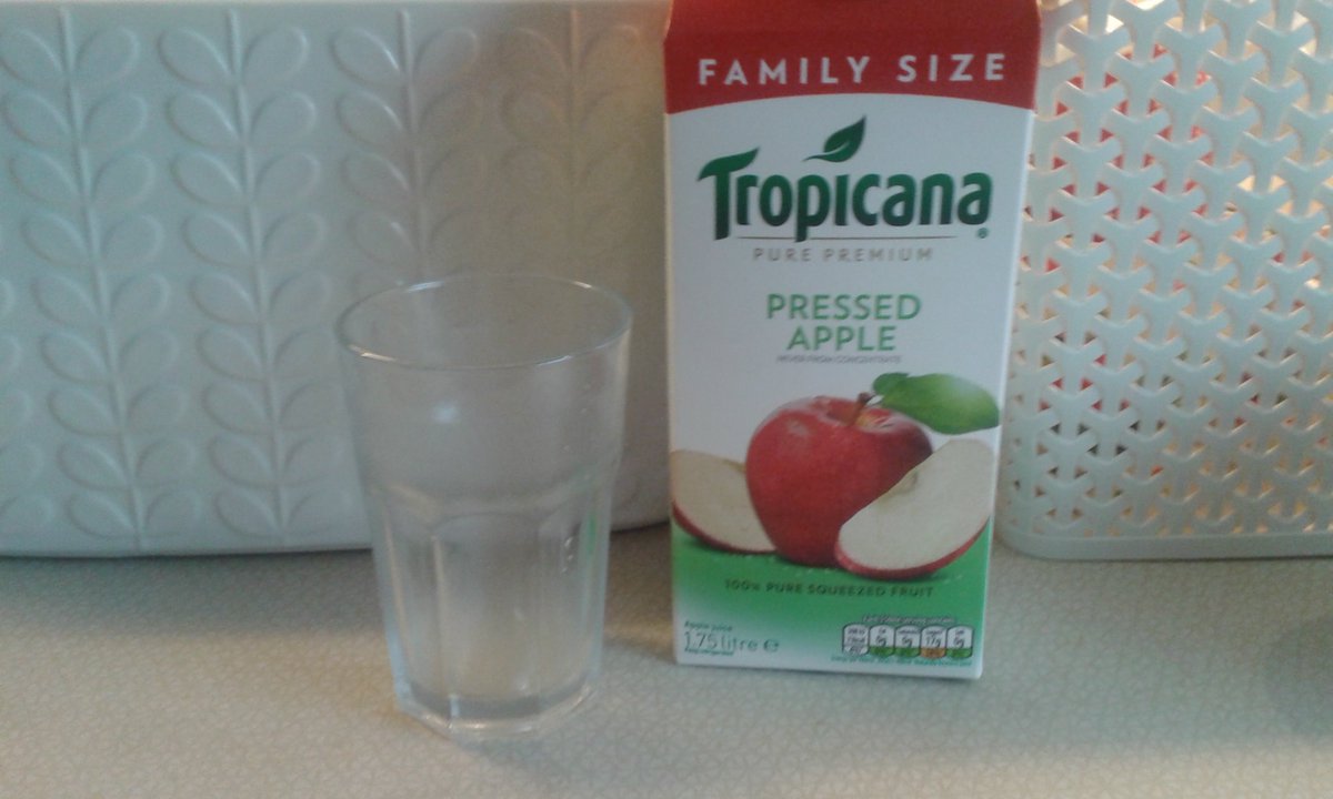 AlbertSnail's tweet photo. #TropicanaPressedAppleJuice #Tropicana #PressedApple #Juice #yummy #drink #thebestdrink #happyweekend πππ https://t.co/nWDKgnrmts