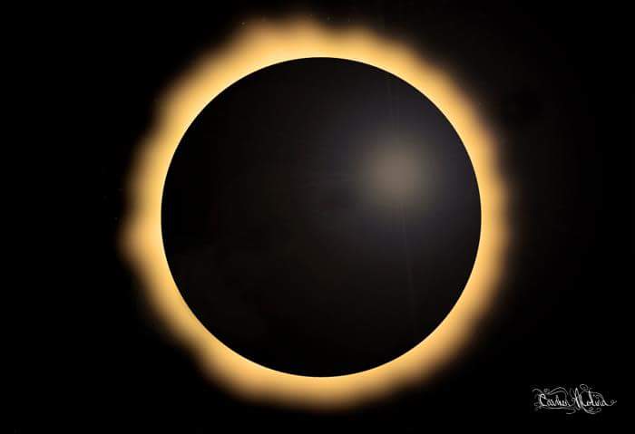 CMolinaPhoto's tweet photo. "Quien posee luz propia no necesita a nadie para poder brillar" #BuenosDias #eclipse 👇 Una de mis favoritas 😊✨ https://t.co/sT1c0AQD0I