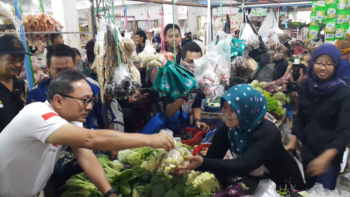 ZUL_Hasan's tweet photo. Bertemu saudara saudaraku pedagang Pasar Cermat Batujajar, Bandung Barat.  Semoga jelang lebaran harga ttp stabil https://t.co/rCfWsYV7V0