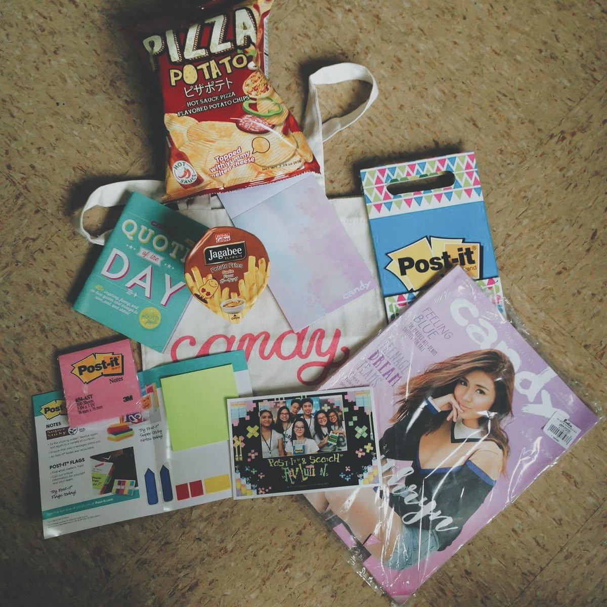 CARLAngankita's tweet photo. All these freebies got me like 😻 #UnivWeek2016 https://t.co/qZJPesOWhY