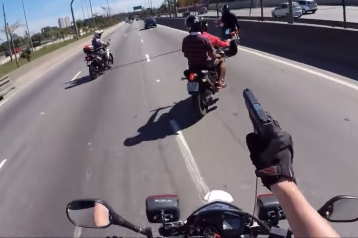 Accela バイク記事紹介 バイクに乗りながら銃を構えるとか 銃社会コワい ﾟdﾟ T Co Fuxsfs9vg3 Twitter