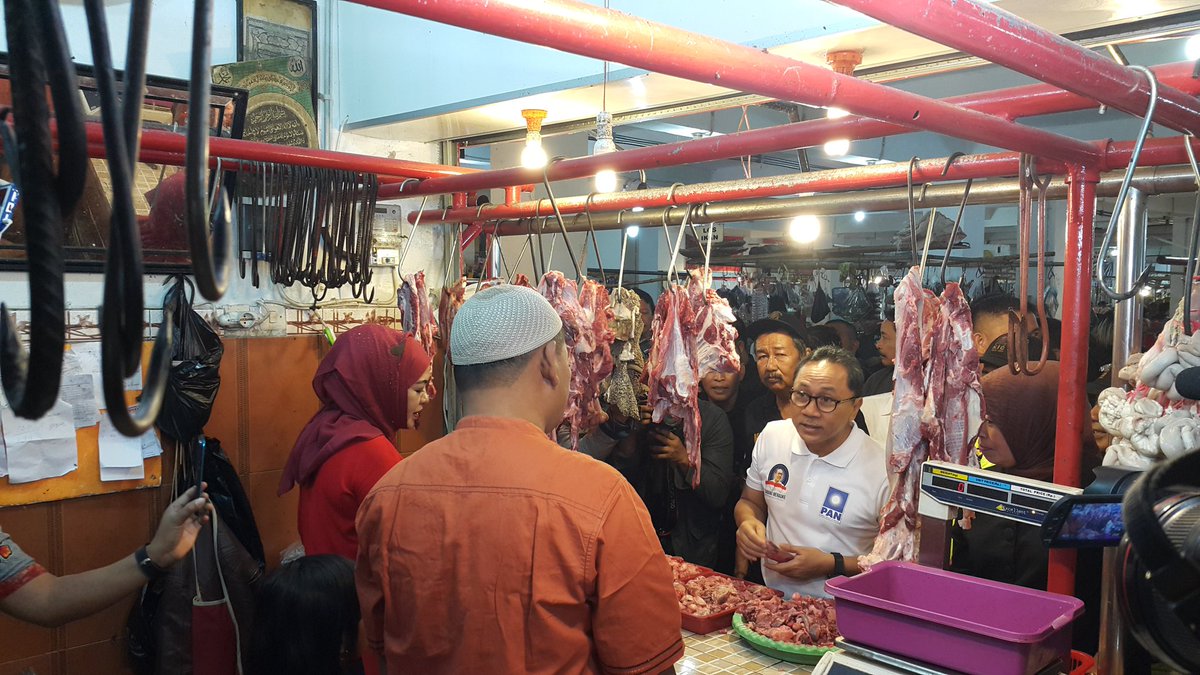 ZUL_Hasan's tweet photo. Sy cek harga daging di Pasar Batujajar. Untuk harga daging disini sdh mulai turun &amp; stabil. Smg terus sd lebaran https://t.co/bQoVWQnyAH
