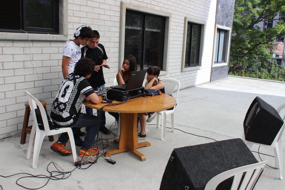 xtrimesound's tweet photo. en nuestra empresa se hace presente  en la alcaldia de sabaneta dando las clases de dj principiante con subjuventud https://t.co/0xq6QWDtM1