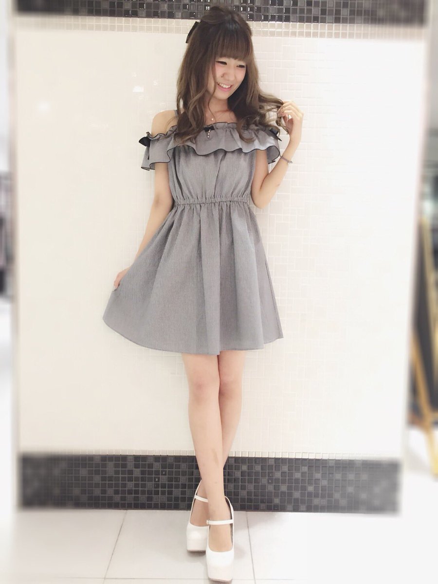 Ank Rouge ルミネ池袋店 ギンガムオフショルワンピースでちょっぴり背伸びコーデ パンプスで合わせると 落ち着いた印象に オフショルが気になる方はハーフアップにすると自然です T Co Ej6bficaar