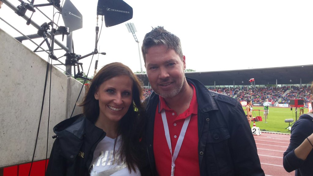 Team FFH: Stadionsprecherin Julia Nestle mit Team Rathaus: Sascha Stiebing im #Auestadion #kassel @FFHRegional (mic) https://t.co/8tTq8z3udM