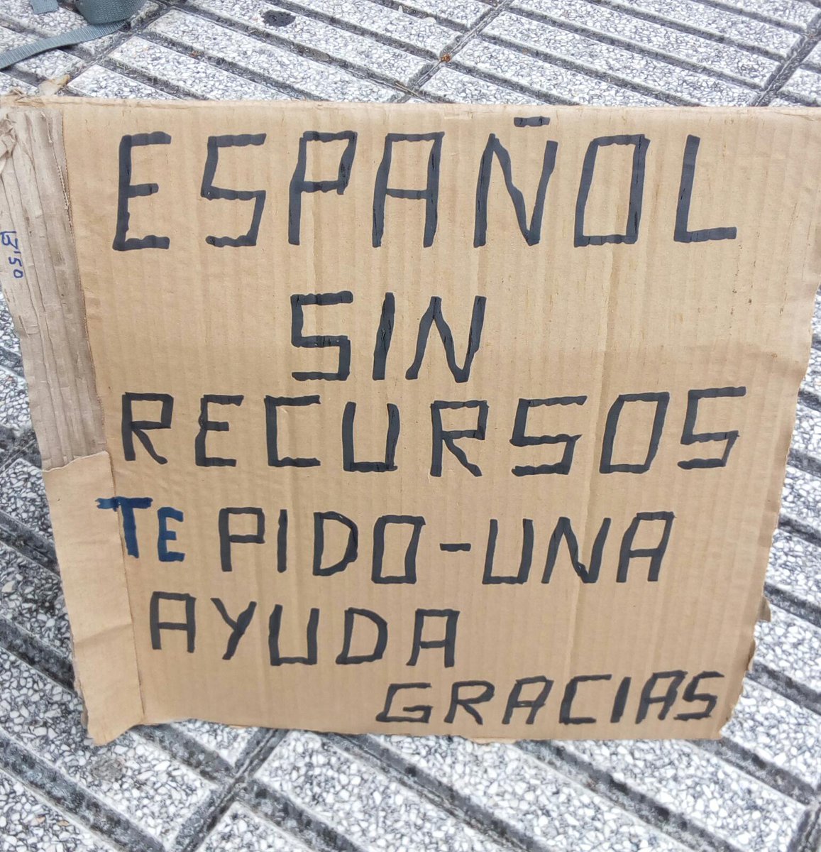 Visto en Iturrama (Pamplona) porque la caridad empieza por el que tienes más cerca, le he dado todo lo que tenía.